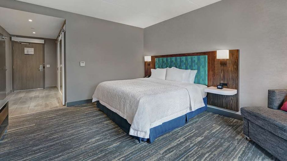 Hampton Inn Peterborough Room