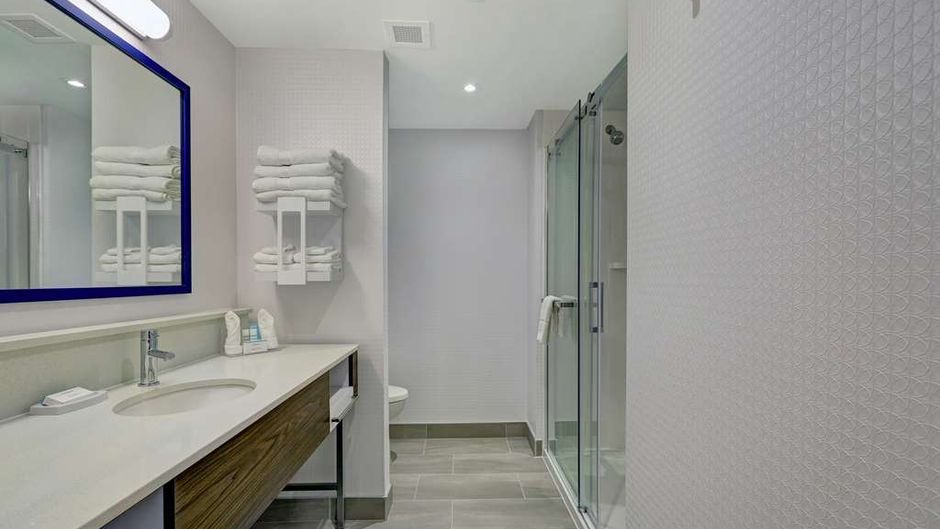 Hampton Inn Peterborough Room