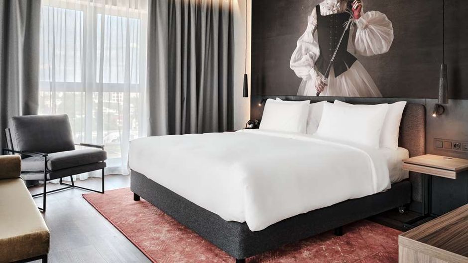 Radisson RED Hotel & Radisson RED Apartm Suite