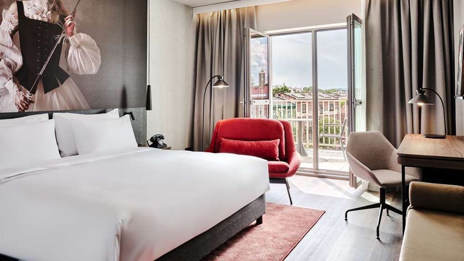 Radisson RED Hotel & Radisson RED Apartm Room