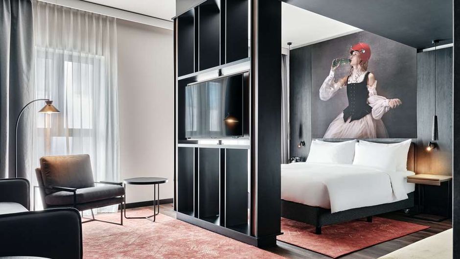 Radisson RED Hotel & Radisson RED Apartm Suite