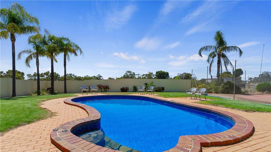 Comfort Inn & Suites Riverland Pool