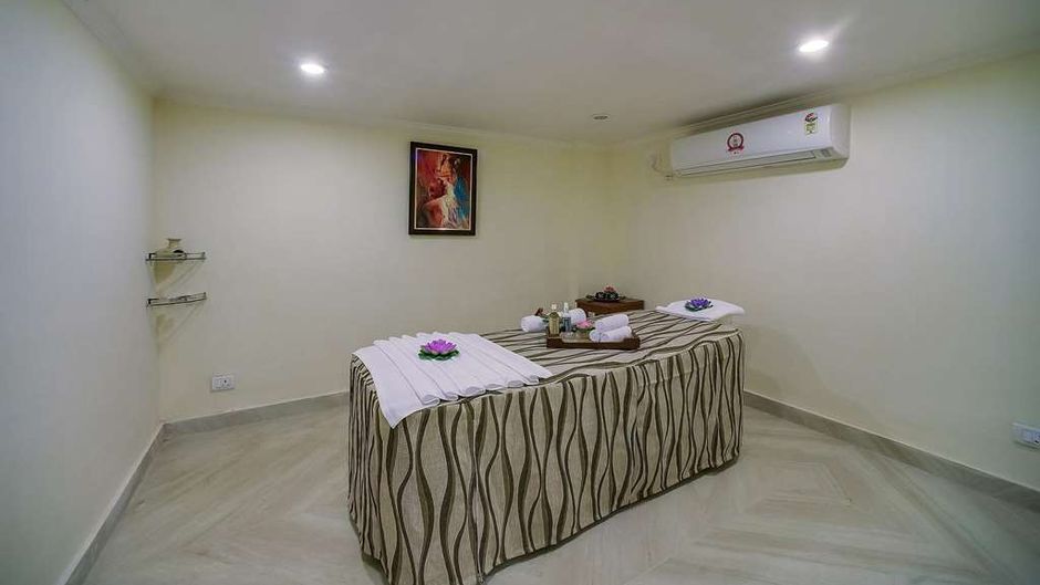 Royal Sarovar Portico Spa