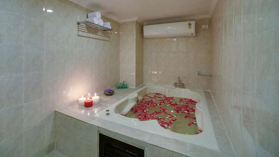 Royal Sarovar Portico Spa