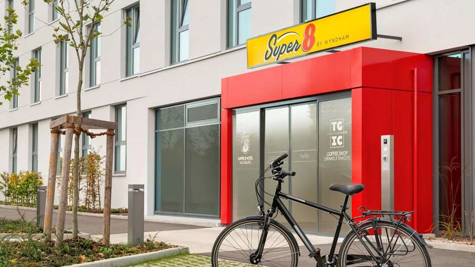 Super 8 by Wyndham Augsburg Recreation