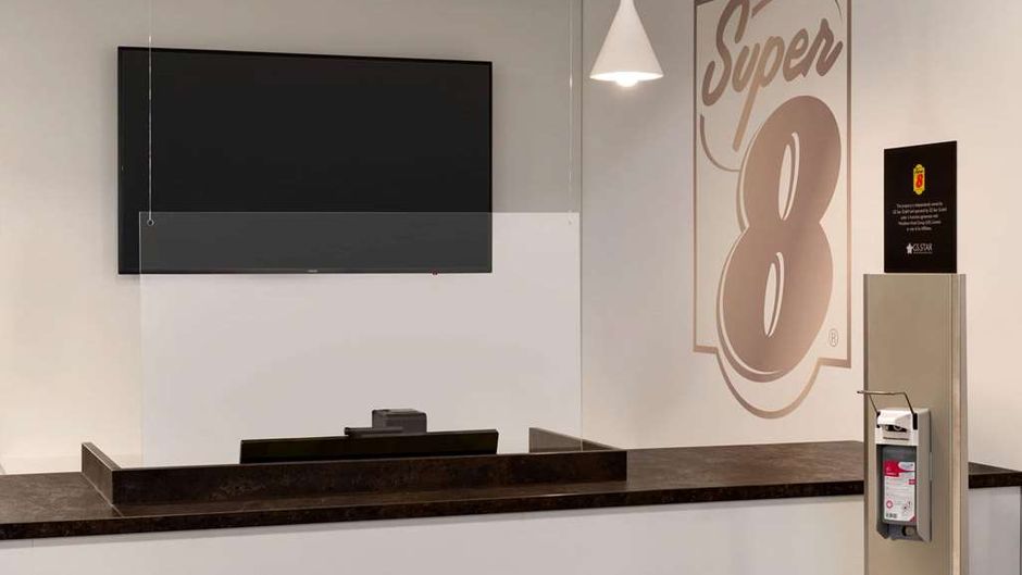 Super 8 by Wyndham Augsburg Lobby
