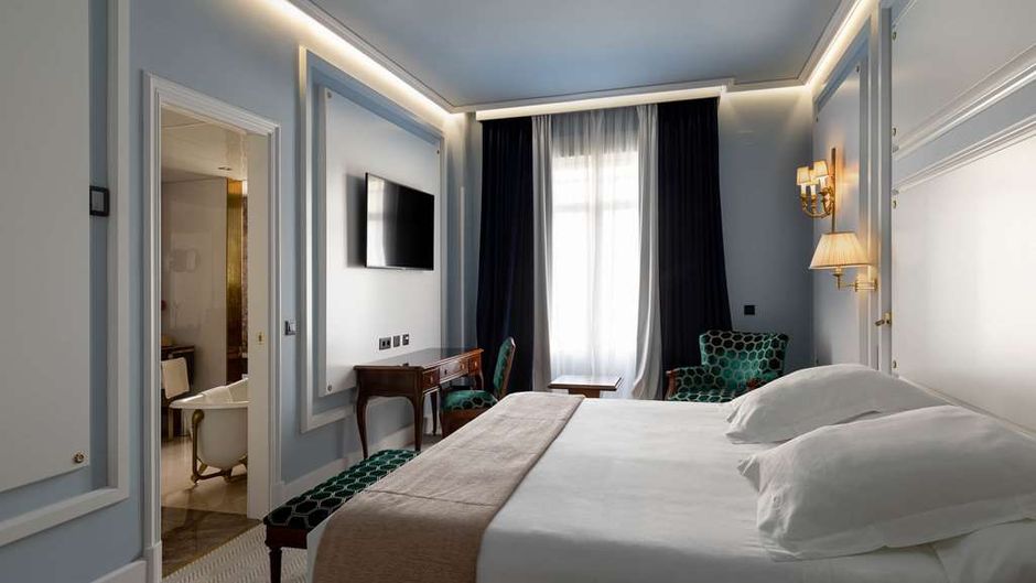 Wellington Hotel Room