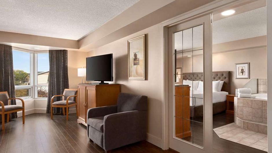 Royal Hotel West Edmonton Trademark Coll Suite