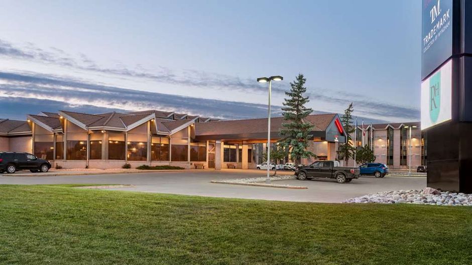 Royal Hotel West Edmonton Trademark Coll Exterior