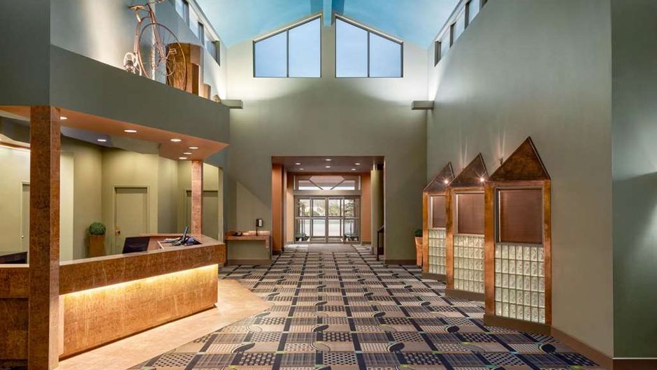 Royal Hotel West Edmonton Trademark Coll Lobby