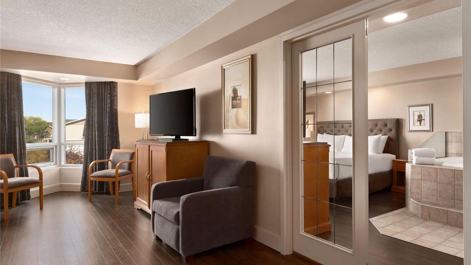 Royal Hotel West Edmonton Trademark Coll Suite