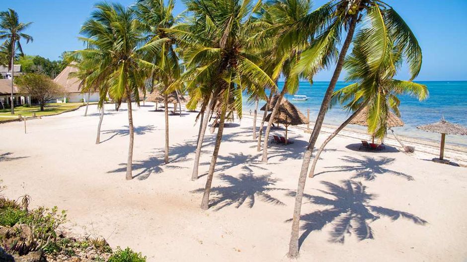 PrideInn Paradise Beach Hotel Beach