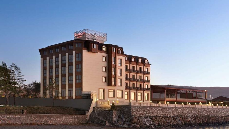 Ramada by Wyndham Van Exterior