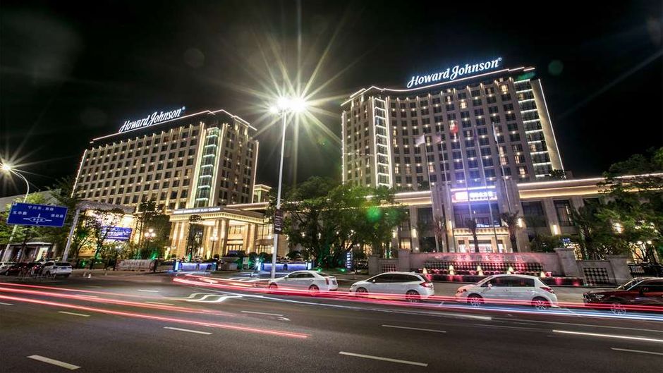 Howard Johnson by Wyndham Glory Plaza Exterior