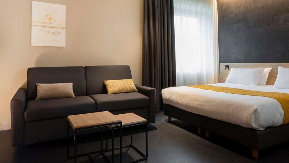 37 Lodge La Defense Courbevoie Room