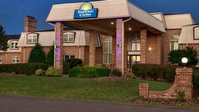 Days Inn and Suites by Wyndham Sikeston