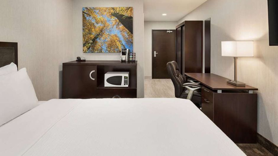 Days Inn by Wyndham Wainwright Room