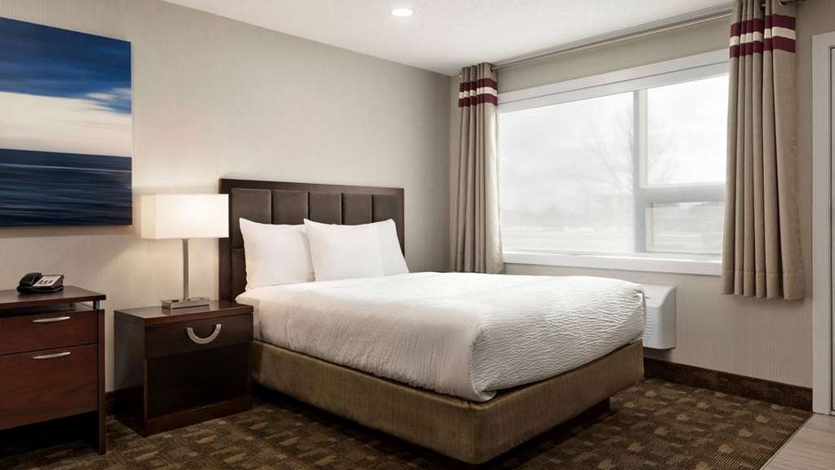 Days Inn by Wyndham Wainwright Room