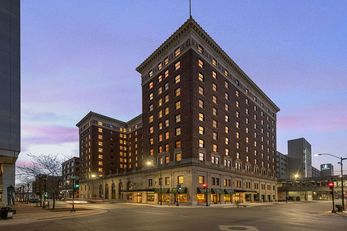 Hotel Fort Des Moines CURIO by Hilton