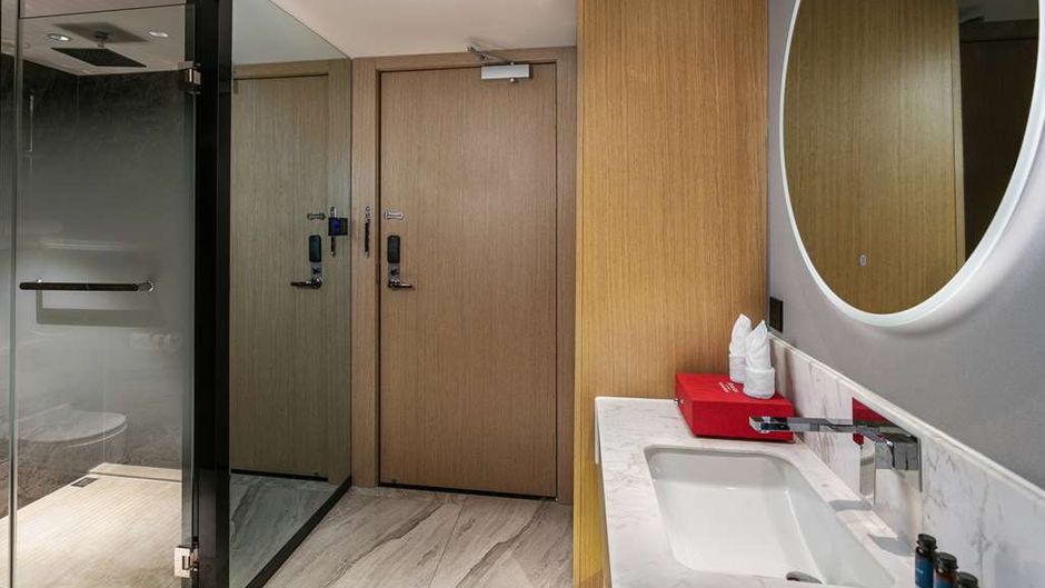 Ramada by Wyndham Slender West Lake Room