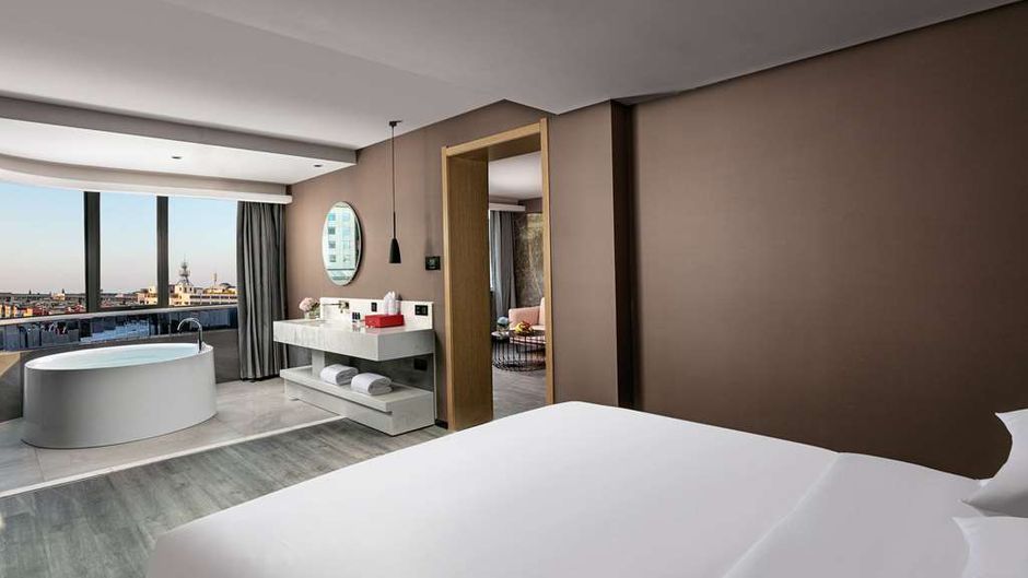 Ramada by Wyndham Slender West Lake Room
