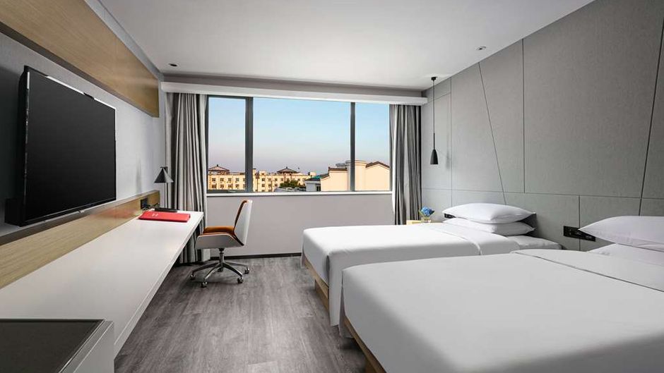 Ramada by Wyndham Slender West Lake Room