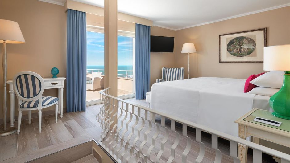 Sina Astor Room