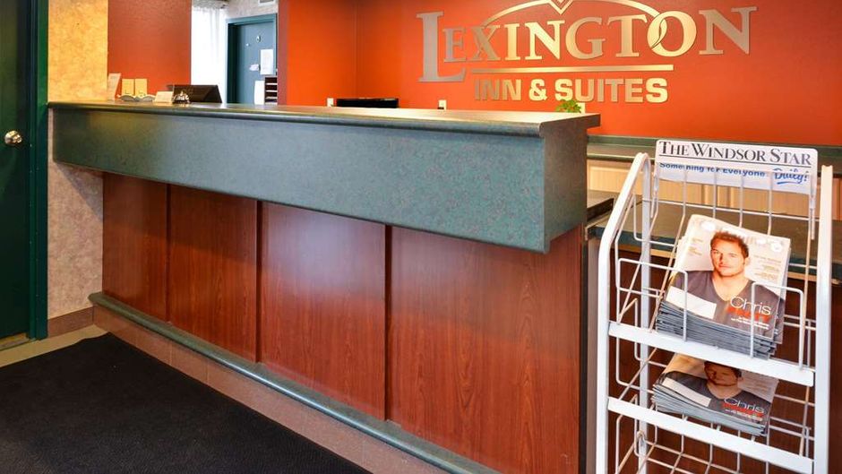 Lexington Inn & Suites Windsor Lobby