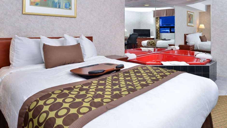 Lexington Inn & Suites Windsor Room