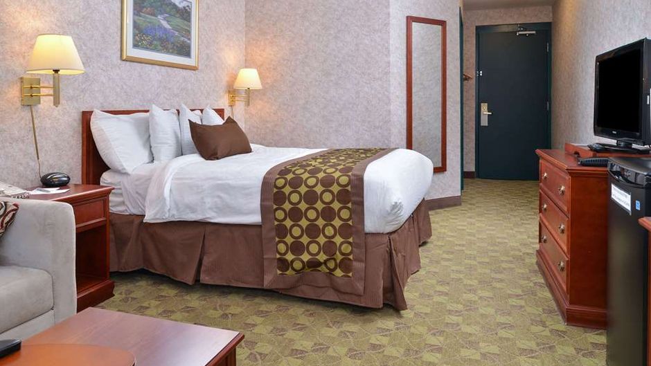Lexington Inn & Suites Windsor Room