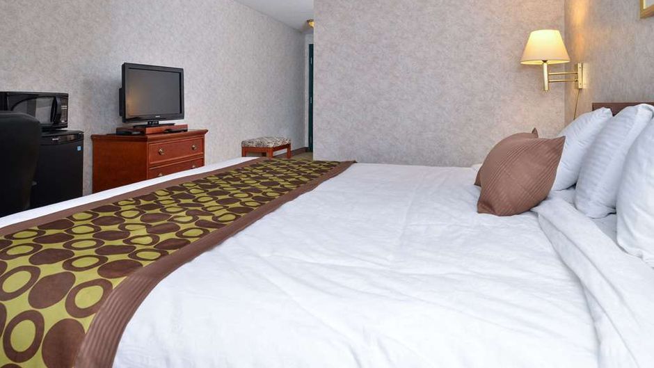 Lexington Inn & Suites Windsor Room