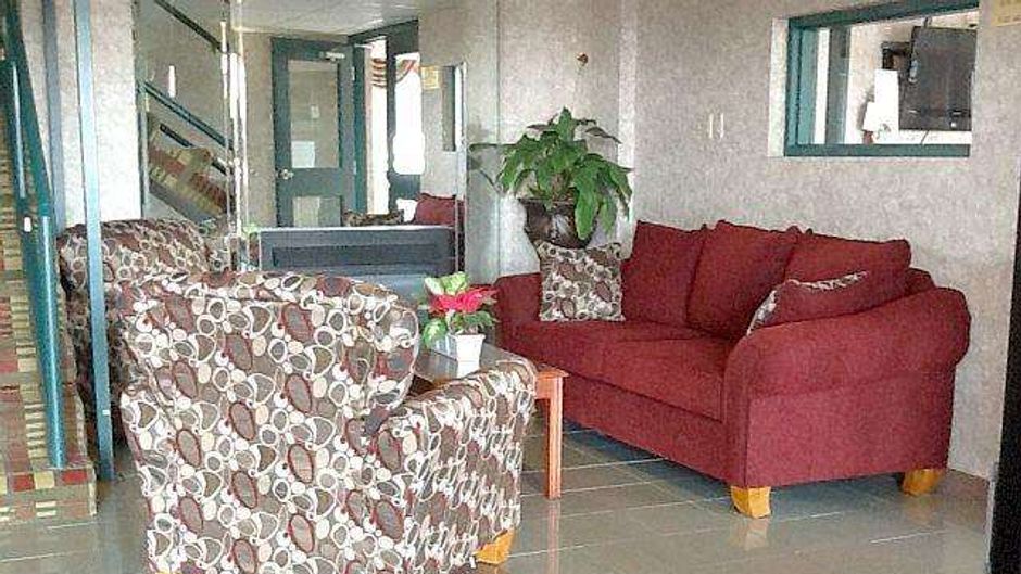 Lexington Inn & Suites Windsor Lobby