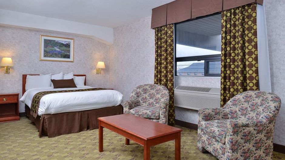 Lexington Inn & Suites Windsor Room