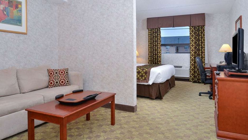 Lexington Inn & Suites Windsor Room