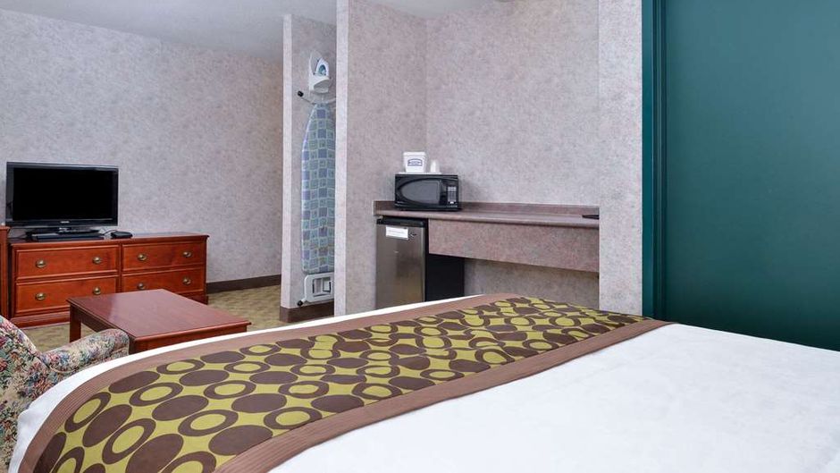 Lexington Inn & Suites Windsor Room