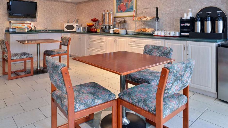 Lexington Inn & Suites Windsor Restaurant