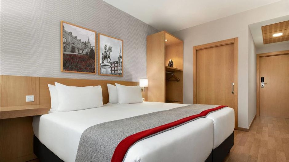 Ramada by Wyndham Madrid Getaf Room