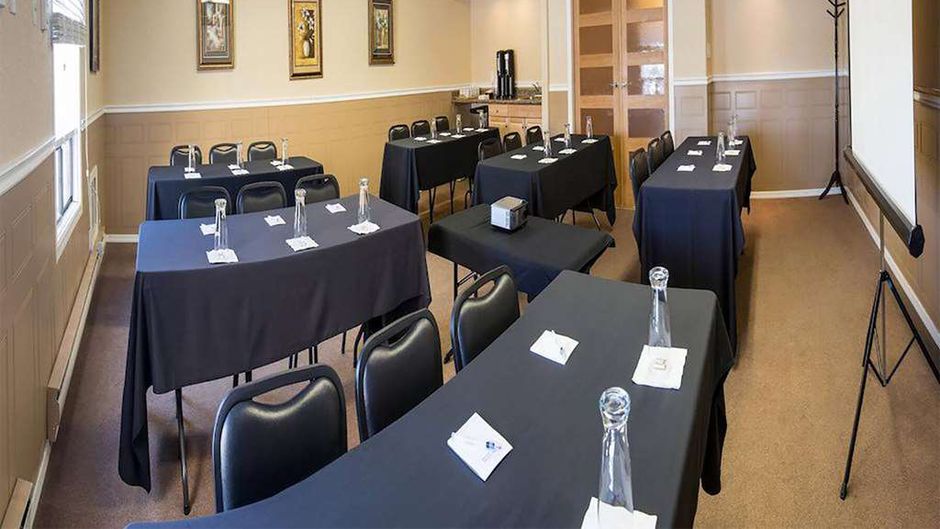 Travelodge by Wyndham Regina Meeting