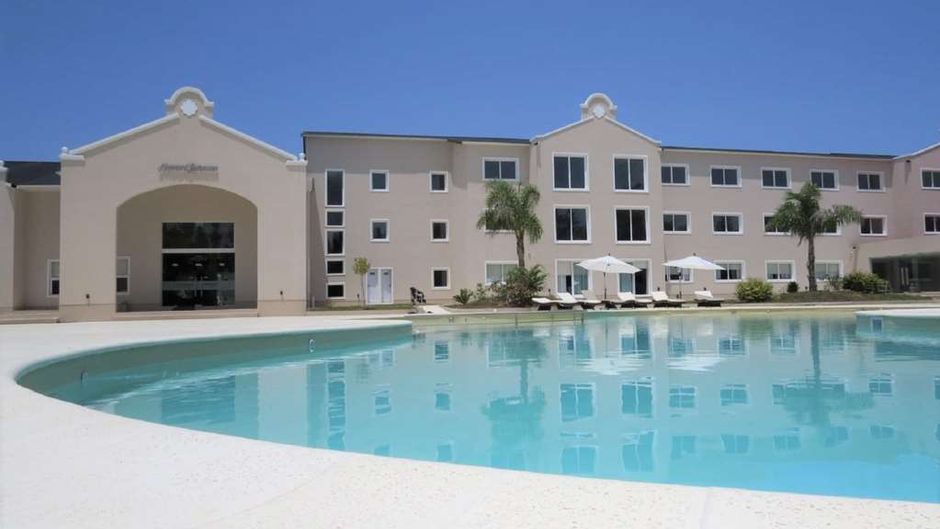 Howard Johnson by Wyndham La Plata Pool