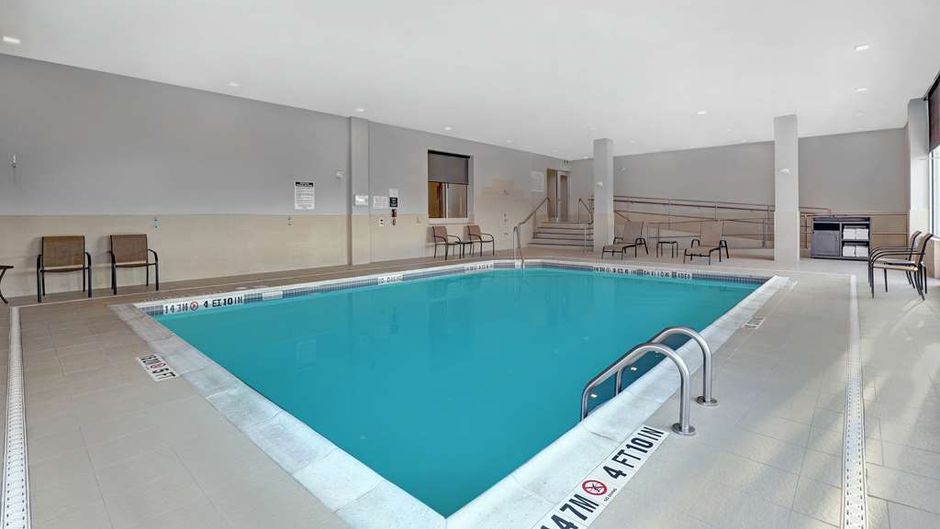 Hampton Inn & Suites Belleville Pool