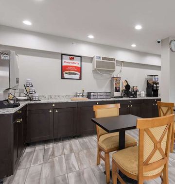 Econo Lodge Inn & Suites