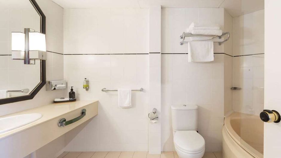 Ramada by Wyndham Diplomat Canberra Room