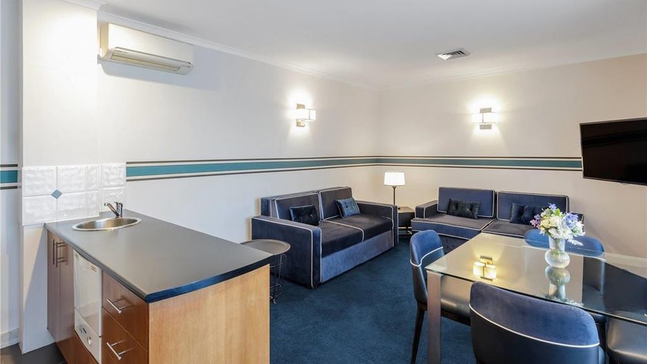 Ramada by Wyndham Diplomat Canberra Room