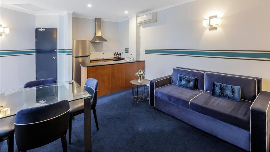 Ramada by Wyndham Diplomat Canberra Room