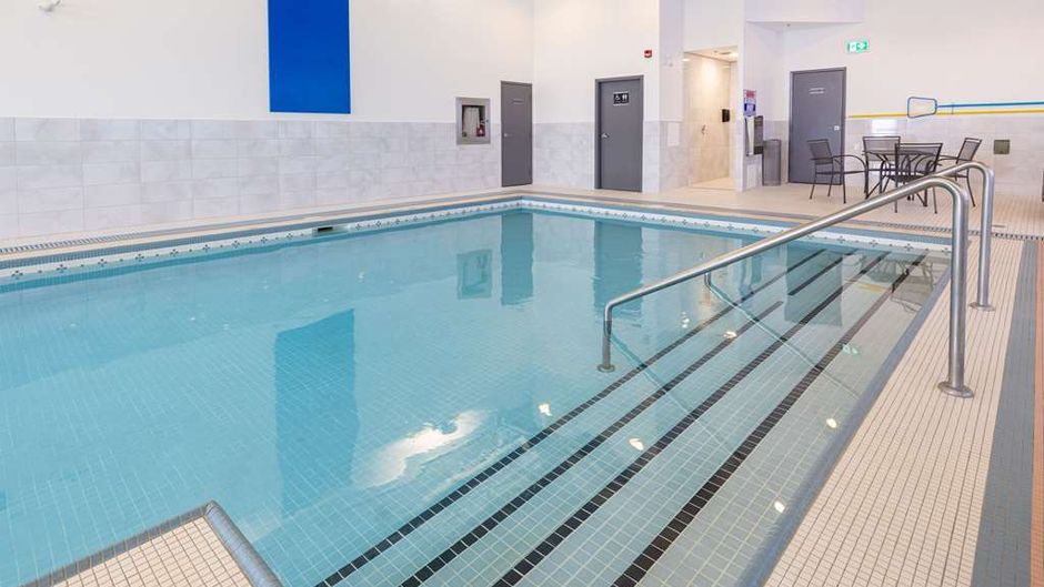 DoubleTree by Hilton Calgary North Pool