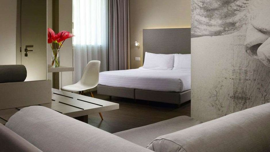 Glance Hotel Room