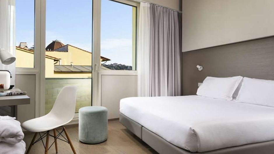 Glance Hotel Room
