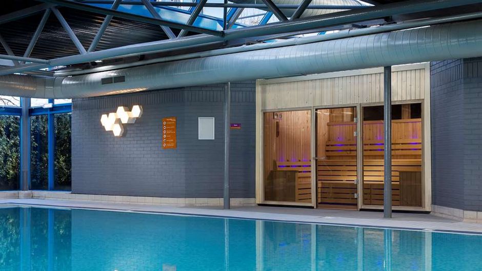 Radisson RED Hotel London Heathrow Pool