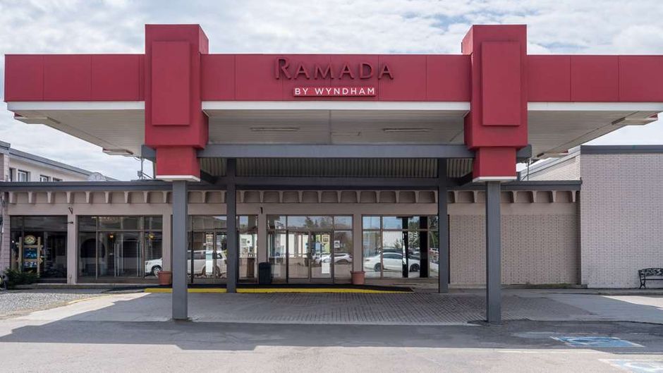 Ramada by Wyndham Thunder Bay Exterior