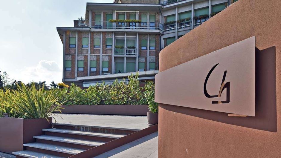 Carlton Hotel Exterior